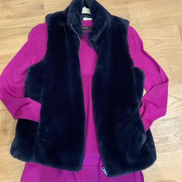 Banana Republic Extra-Fine Merino Swearer. Size Small in Purple. - Picture 9 of 9